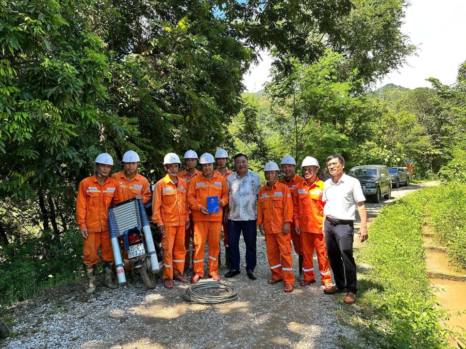 Lãnh đạo Công ty Điện lực Sơn La thăm hỏi, động viên CBCNV khắc phục sự cố sau bão lũ